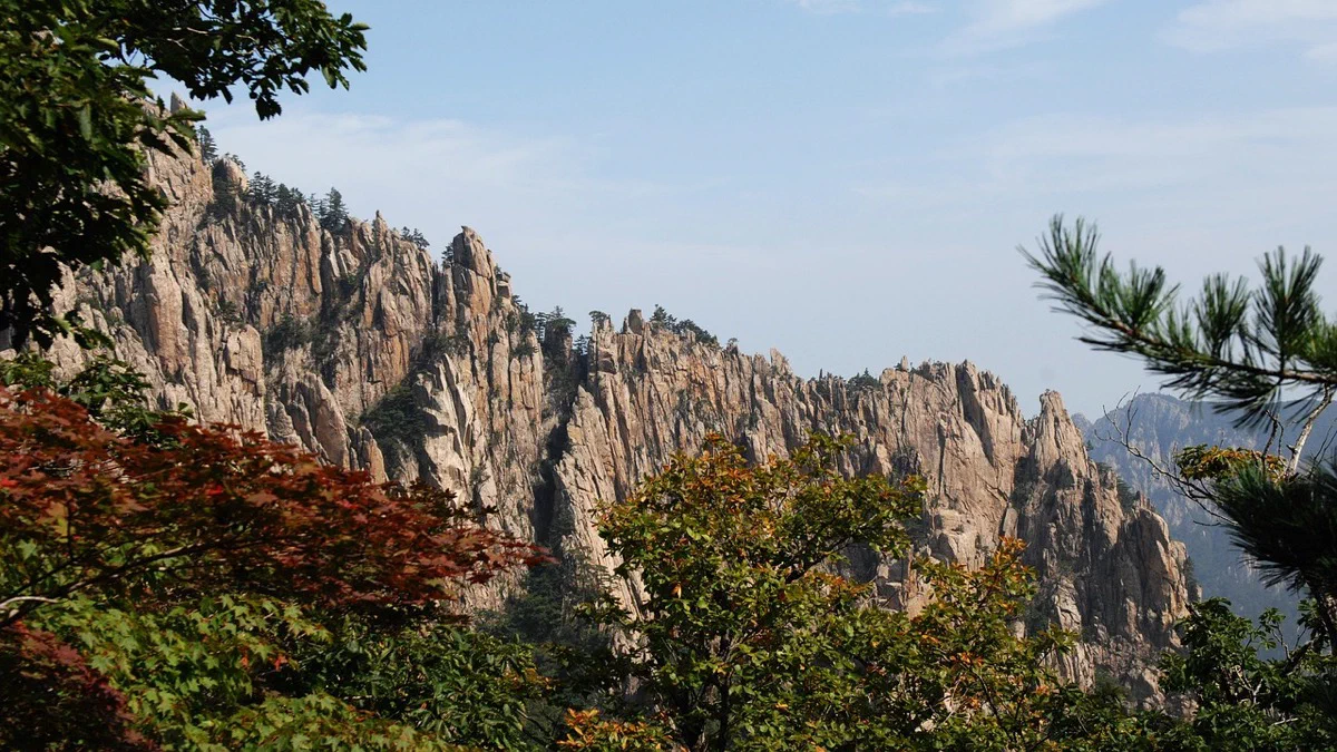 설악산 대청봉 능선이 붉고 노랗게 물든 가을 단풍 전경 사진